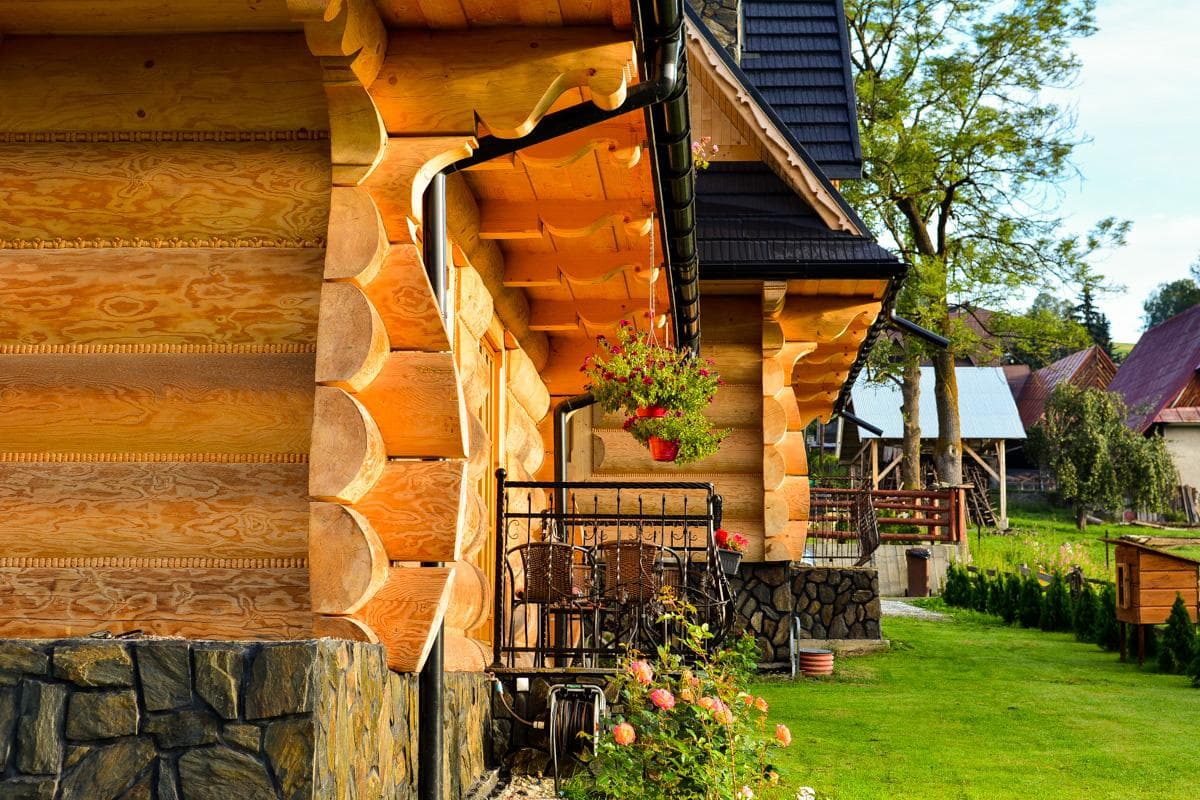 Nowoczesny domek nocą